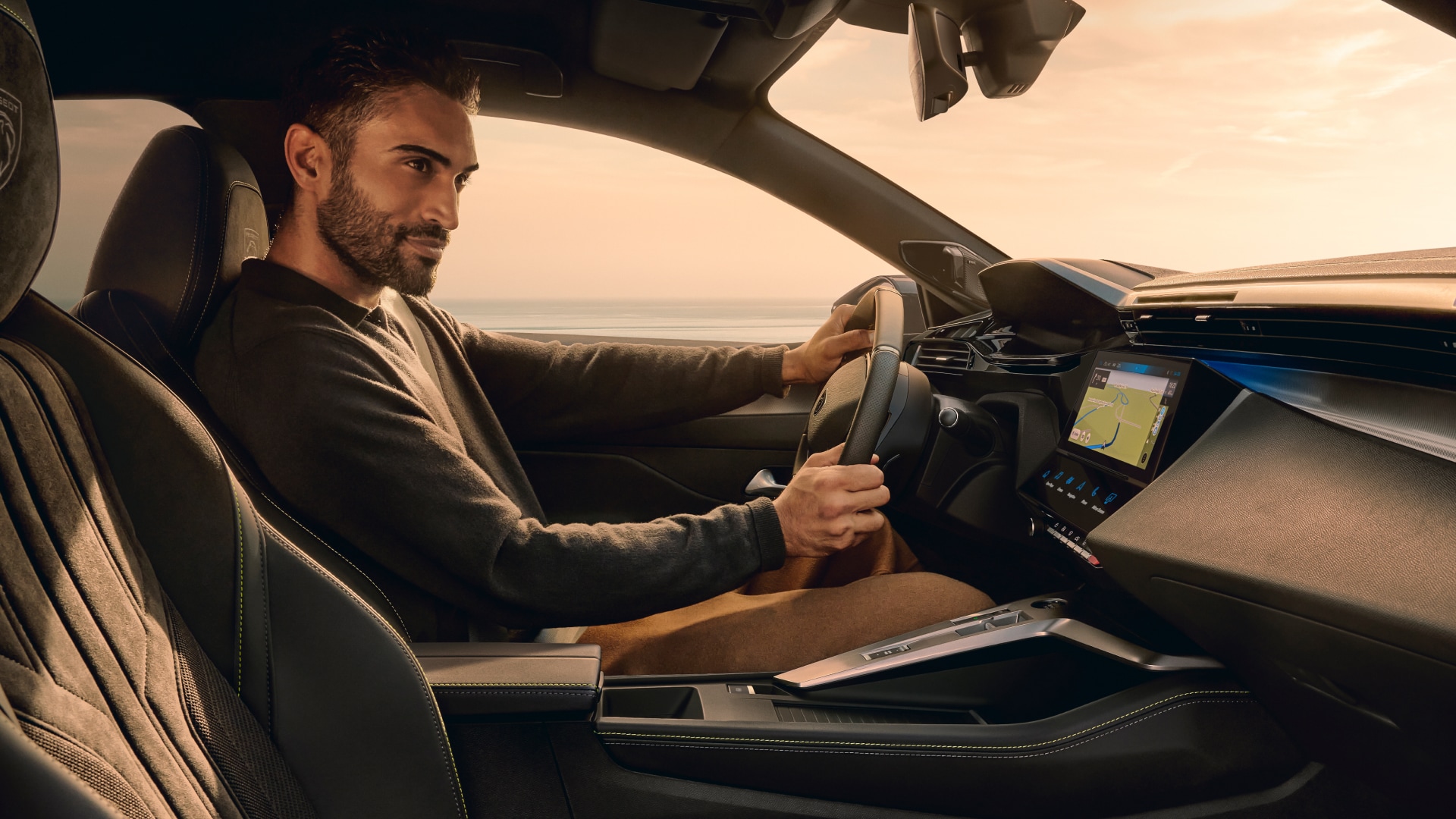 Hombre al volante de un PEUGEOT